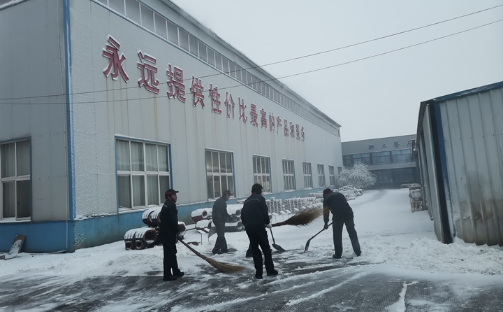 寒風(fēng)中，雪地里，他們的身影多么美麗.jpg