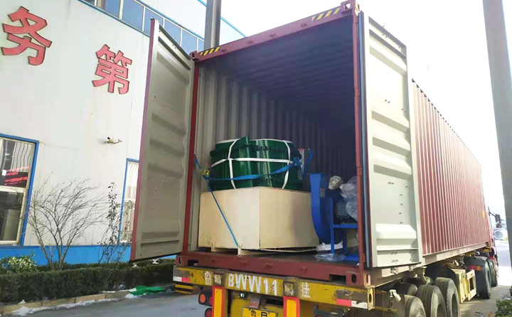 印度顆粒機(jī)裝車(chē)中.jpg