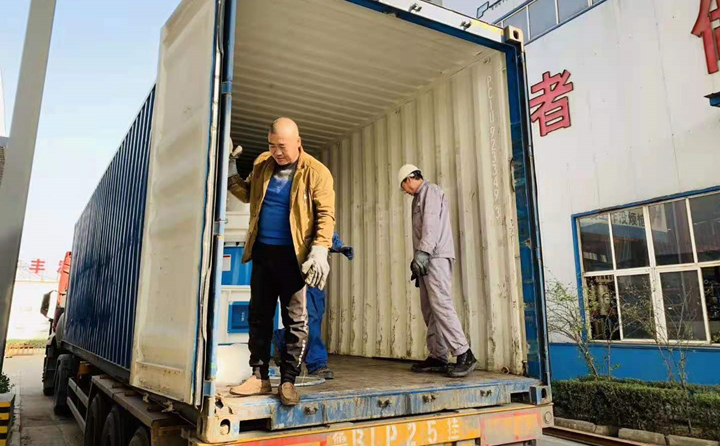 等待顆粒機(jī)生產(chǎn)線配套設(shè)備裝車(chē).jpg