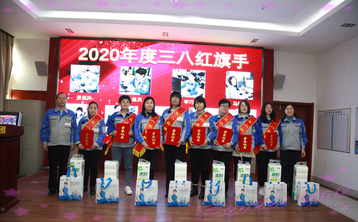 她們來(lái)自不同的崗位，有會(huì)計(jì)員、設(shè)計(jì)員、顆粒機(jī)質(zhì)檢員、辦公內(nèi)勤、倉(cāng)管員、顆粒機(jī)銷(xiāo)售員….JPG