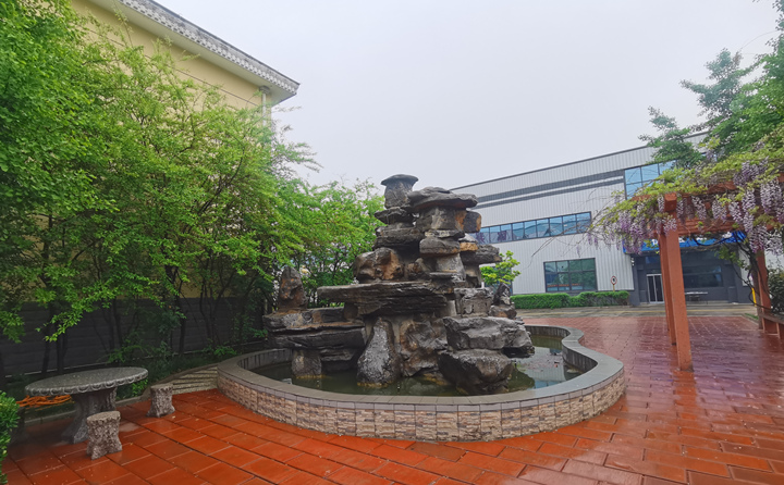 處理農林廢棄物，變樹枝為燃料顆粒，節(jié)能環(huán)保，一起保衛(wèi)我們的藍天白云.jpg