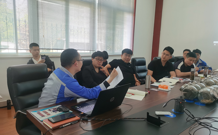 技術品控部部長張波為內貿、外貿銷售人員培訓專業(yè)的顆粒機設備知識.jpg