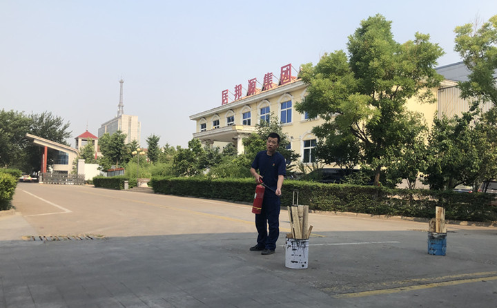 教官重點對消防法律法規(guī)、防火常識、逃生自救、滅火器的使用方法以及發(fā)生火災(zāi)時如何報火警、如何撲救初期火災(zāi)等消防常識進行了詳細的講解。