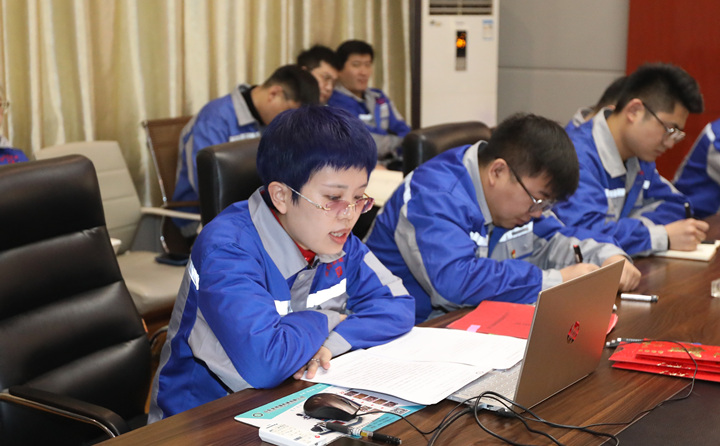 李主任對(duì)2023年度營(yíng)銷激勵(lì)措施進(jìn)行宣貫，并動(dòng)員全體員工要以飽滿的熱情投入到營(yíng)銷工作中去，全力以赴，奮勇爭(zhēng)先。.jpg