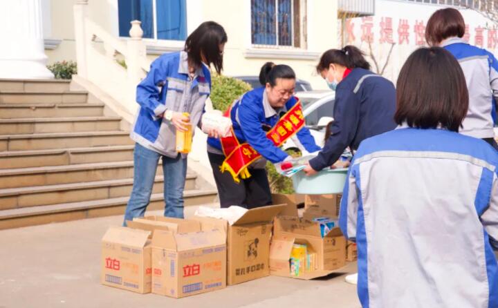 活動在一片歡聲笑語中進(jìn)行，每一位女神都收到了公司準(zhǔn)備的愛心玫瑰和禮物。.jpg