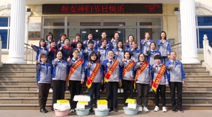 活動在一片歡聲笑語中進(jìn)行，每一位女神都收到了公司準(zhǔn)備的愛心玫瑰和禮物。.jpg