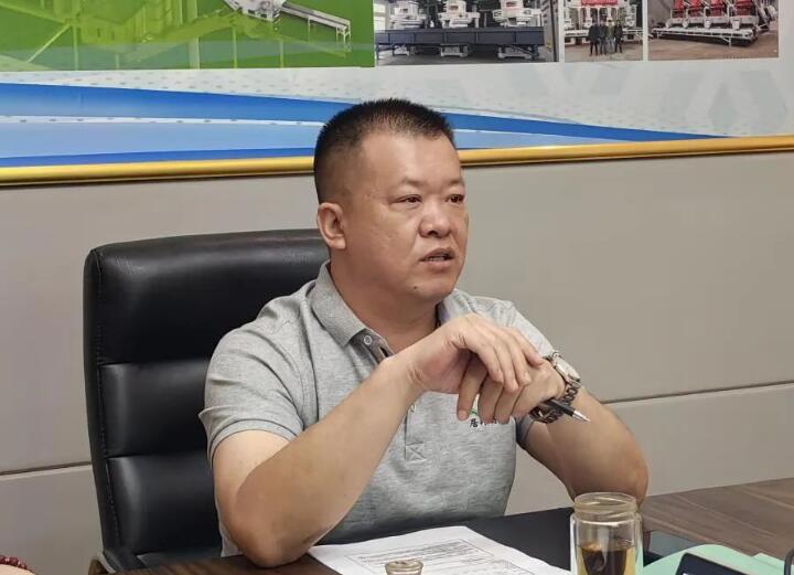 會(huì)議最后，集團(tuán)總經(jīng)理孫寧波總結(jié)陳詞。他強(qiáng)調(diào)要有正確的人生觀、價(jià)值觀，要將集團(tuán)的精神理念內(nèi)化于心、外化于行。要加強(qiáng)業(yè)務(wù)知識(shí)的學(xué)習(xí)，成為真正的行家里手。要以提高經(jīng)營(yíng)質(zhì)量和效益為主線，加快營(yíng)銷模式和營(yíng)銷觀念的轉(zhuǎn)變，圓滿完成2023年?duì)I銷工作指標(biāo)。.jpg